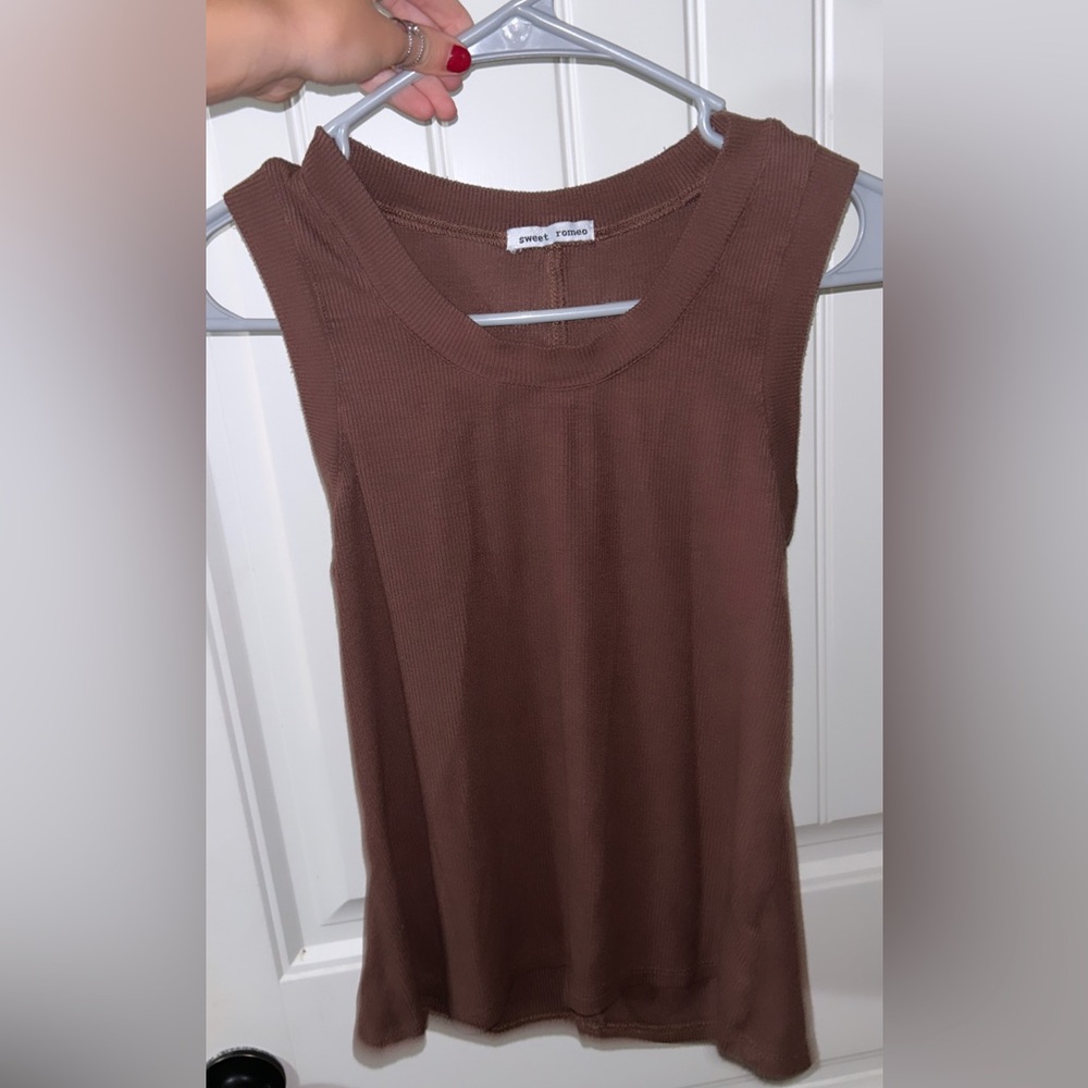 Sweet Romeo brown tank top! 🤎